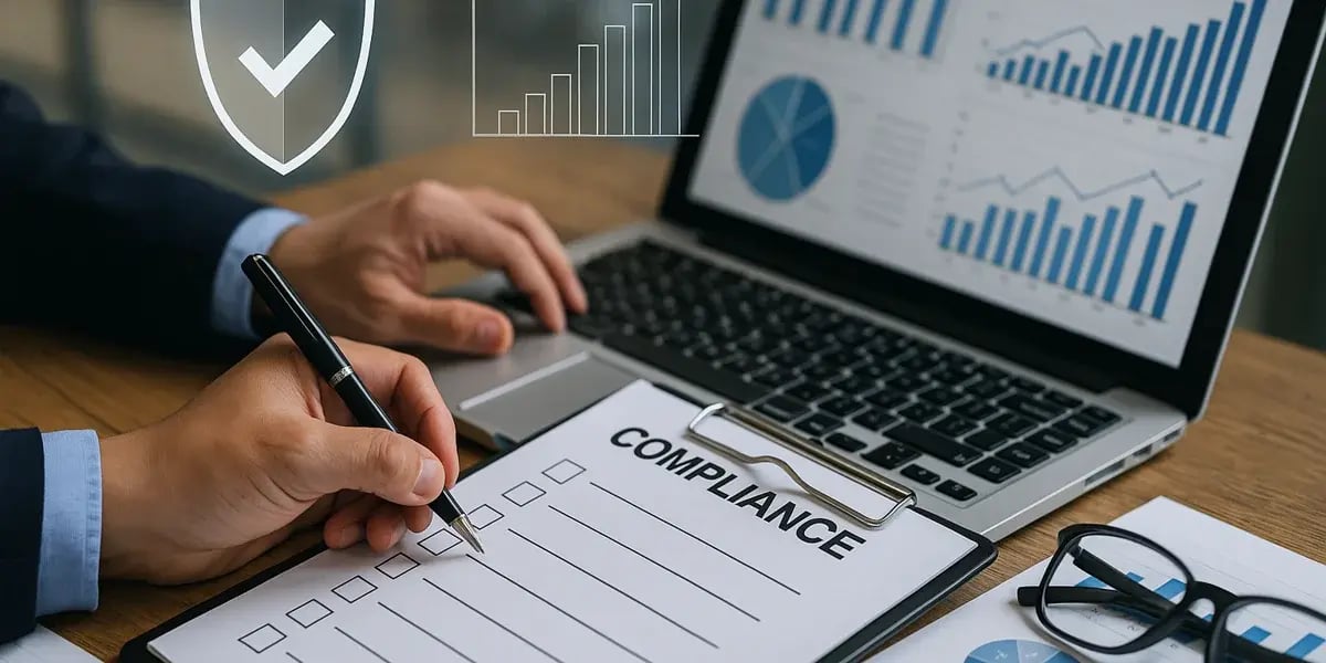 Hand schreibt auf ein Compliance-Formular, daneben Laptop mit Diagrammen und Symbol für Datensicherheit.