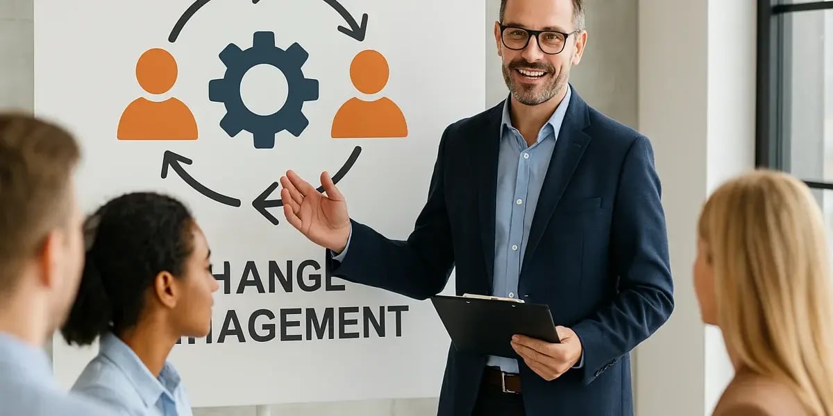 Dozent erklärt Change-Management-Prozess anhand eines Flipcharts mit Zahnradsymbol und Mitarbeitenden – Teammeeting zur Veränderungsstrategie.