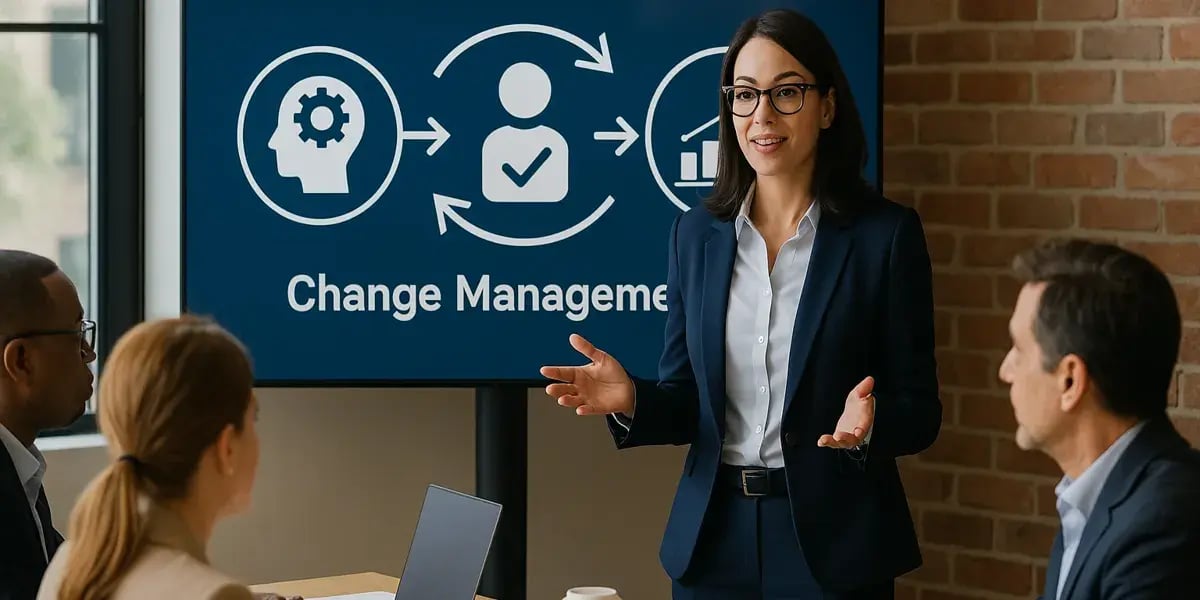 Frau in Businesskleidung präsentiert ein Konzept zu Change Management vor Kollegen im Konferenzraum.