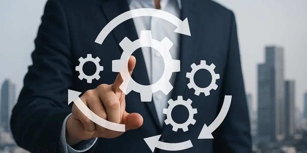 Geschäftsmann in Anzug tippt auf ein digitales Zahnrad-Symbol zur Visualisierung von Prozessautomatisierung und digitaler Transformation.