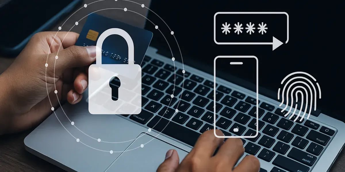 Online-Zahlung mit Kreditkarte auf einem Laptop, ergänzt durch Symbole für Passwortschutz, Fingerabdruck und Datensicherheit.