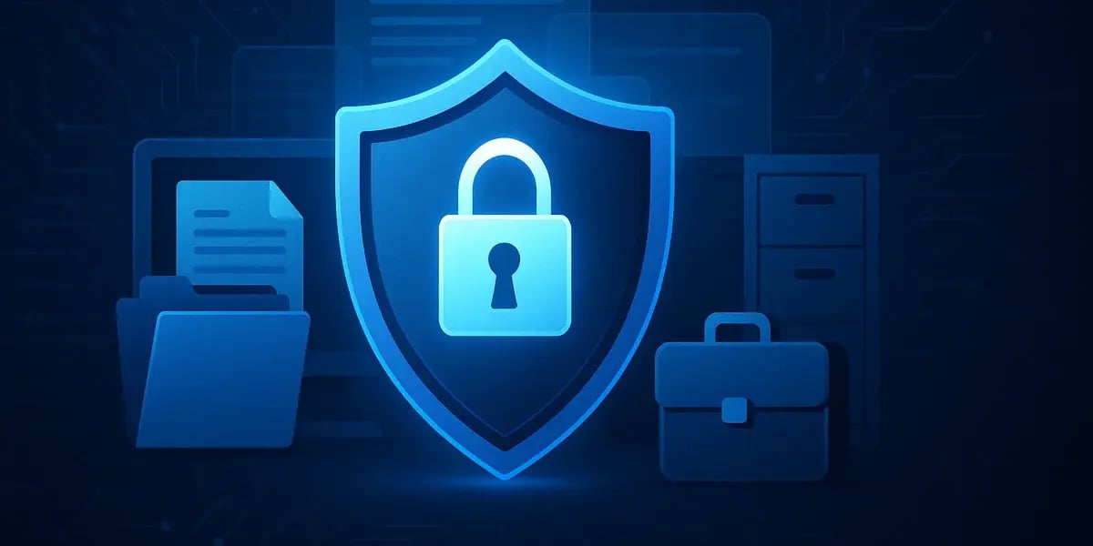 Visuelle Darstellung von Informationssicherheit mit Schloss-Symbol, Aktenordnern und Dokumenten.