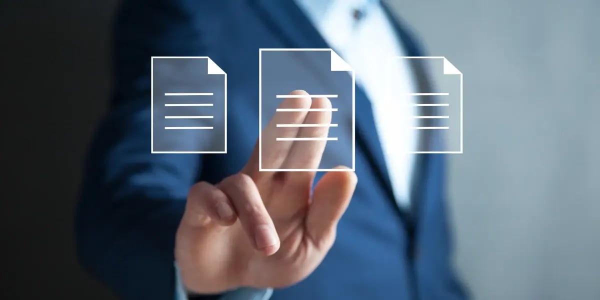 Geschäftsmann in Anzug tippt auf ein digitales Dokumentensymbol – moderne Darstellung von Datenzugriff und Dateiauswahl im digitalen Büro.