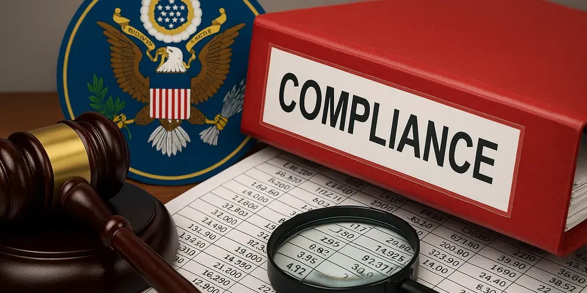 Roter Ordner mit der Aufschrift „Compliance“, daneben Richterhammer, Lupe und US-Staatssiegel auf Zahlenblatt.