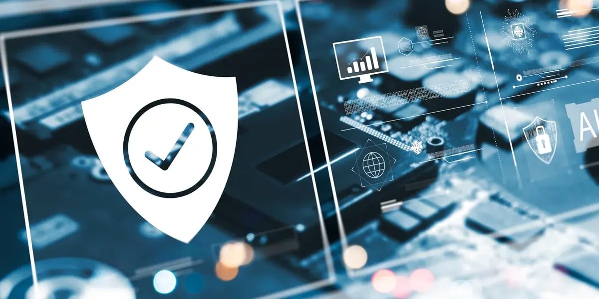 Digitales Schutzschild mit Häkchen über abstrakter Darstellung eines Computerchips und Sicherheitssymbolen.